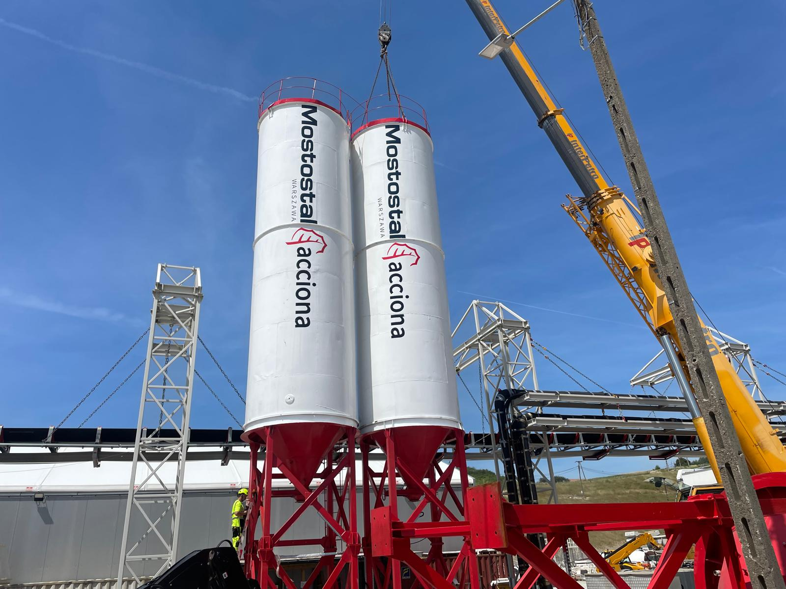 Montaż silosów EcoInvest z użyciem żurawia - profesjonalna instalacja