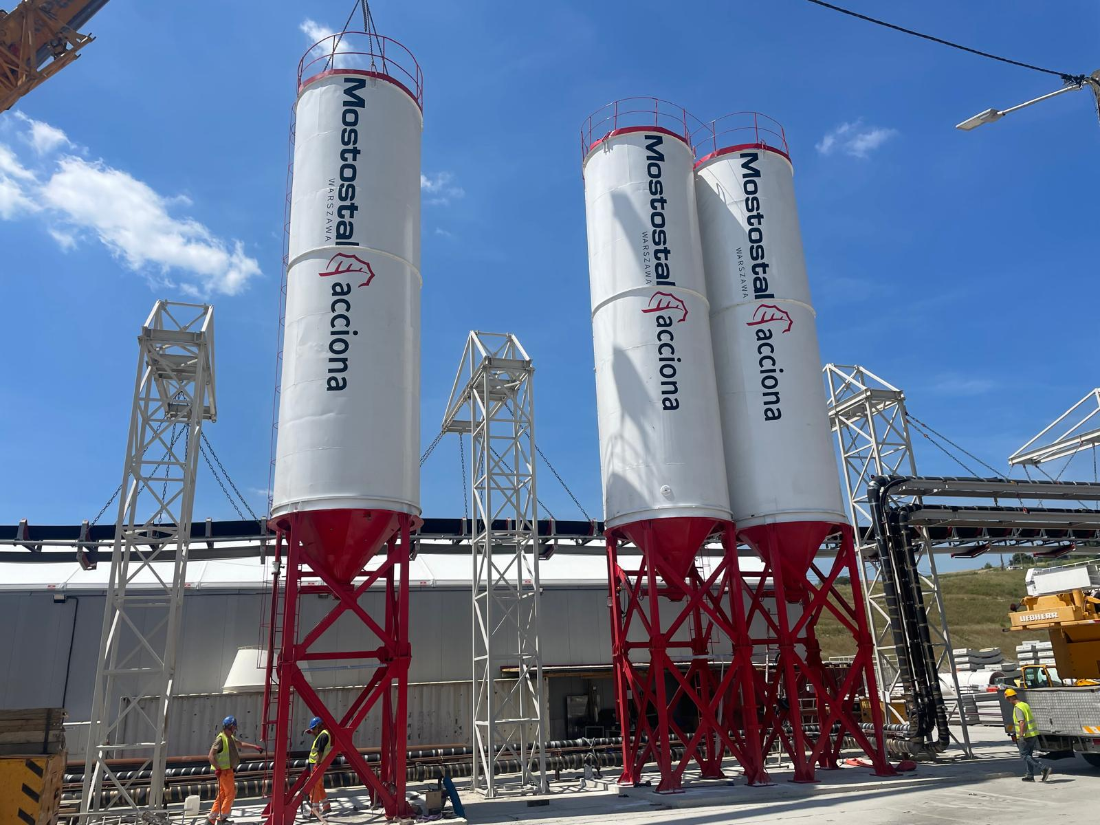 Zespół EcoInvest pracujący przy silosach na placu budowy